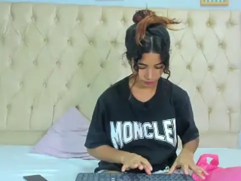 Snapshot of yian_meghan chatting on 03/19/25, 01:21 yian meghan online show from 03/19/25, 01:21