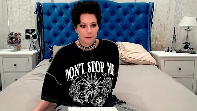 Snapshot of via_mayer_ chatting on 06/11/26, 12:19 via mayer online show from 06/11/26, 12:19