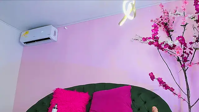 Snapshot of scarlette69 chatting on 02/18/25, 11:41 scarlette69 online show from 02/18/25, 11:41