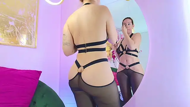 Snapshot of scarlette69 chatting on 10/14/25, 08:20 scarlette69 online show from 10/14/25, 08:20