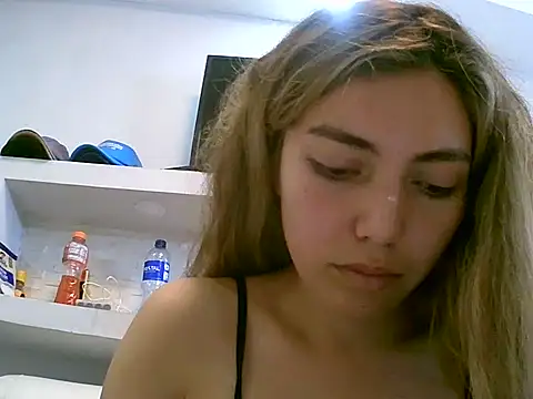 VittoriaTaylor online show from 04/18/26, 08:20