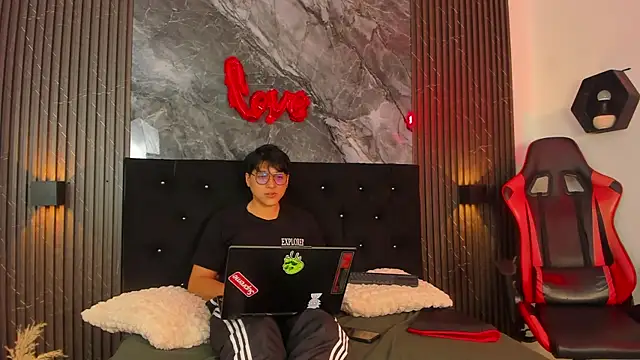 Snapshot of vanilla_hot chatting on 02/21/25, 01:55 vanilla hot online show from 02/21/25, 01:55