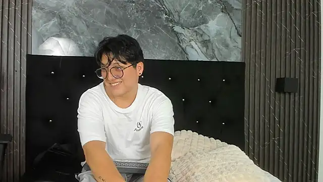 Snapshot of vanilla_hot chatting on 03/05/25, 01:17 vanilla hot online show from 03/05/25, 01:17