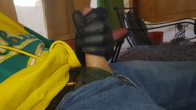 Snapshot of bwcbeat83 chatting on 12/04/25, 11:46 bwcbeat83 online show from 12/04/25, 11:46