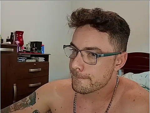 Snapshot of Dyllan__ chatting on 04/21/26, 02:23 Dyllan online show from 04/21/26, 02:23