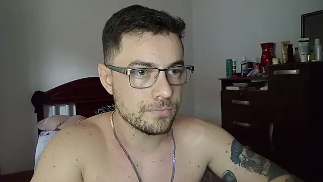Snapshot of Dyllan__ chatting on 05/26/26, 02:24 Dyllan online show from 05/26/26, 02:24