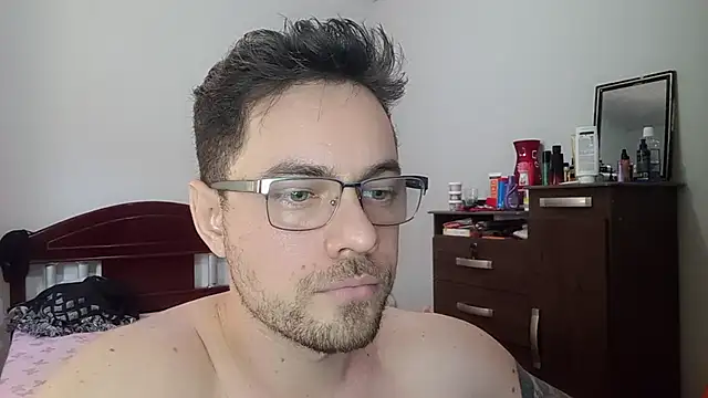 Snapshot of Dyllan__ chatting on 06/12/26, 02:16 Dyllan online show from 06/12/26, 02:16