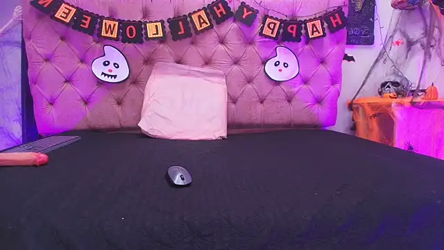 Auroraa miller online show from 10/30/25, 11:55