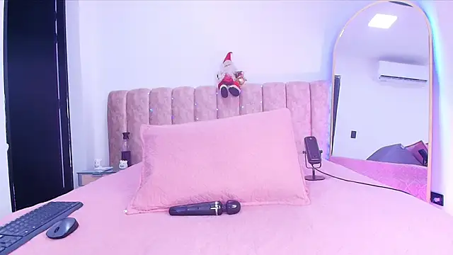 Auroraa miller online show from 12/20/25, 12:01