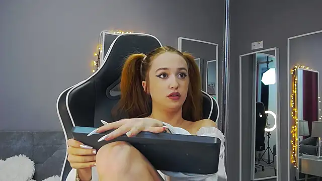 Snapshot of Eva_Lovvia_ chatting on 01/21/25, 06:23 Eva Lovvia  online show from 01/21/25, 06:23