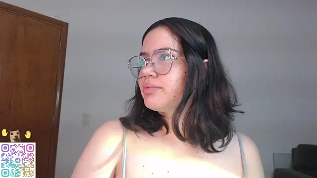 Snapshot of crystalll_room chatting on 07/27/26, 02:40 crystalll room online show from 07/27/26, 02:40