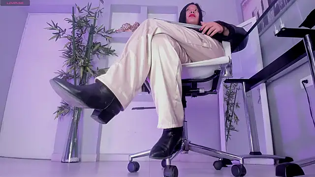 hannah howeell   online show from 10/21/25, 10:05