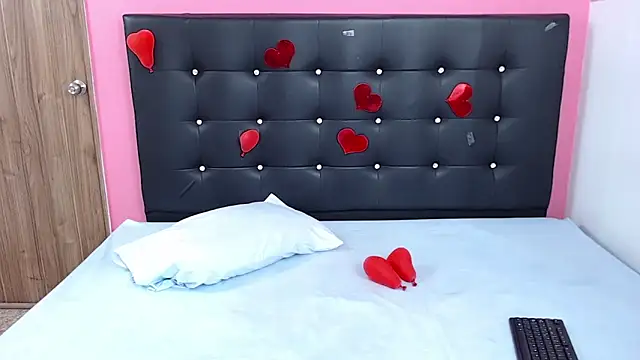 Snapshot of ninanaughty13 chatting on 03/05/25, 01:50 ninanaughty13 online show from 03/05/25, 01:50