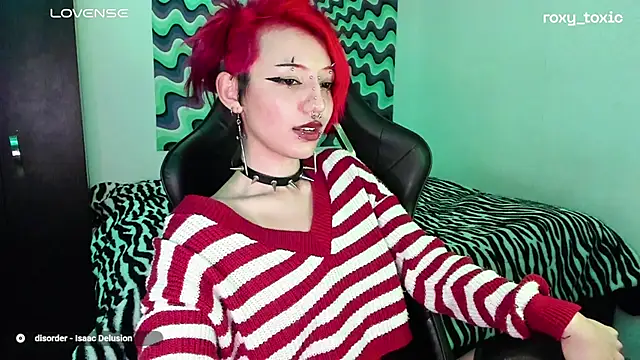 Snapshot of roxy_toxic chatting on 03/05/25, 03:18 roxy toxic online show from 03/05/25, 03:18