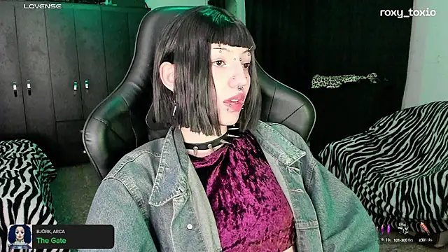 Snapshot of roxy_toxic chatting on 10/09/25, 01:25 roxy toxic online show from 10/09/25, 01:25