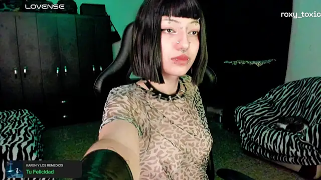 Snapshot of roxy_toxic chatting on 11/05/25, 01:27 roxy toxic online show from 11/05/25, 01:27