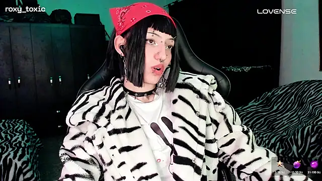 Snapshot of roxy_toxic chatting on 11/08/25, 03:29 roxy toxic online show from 11/08/25, 03:29