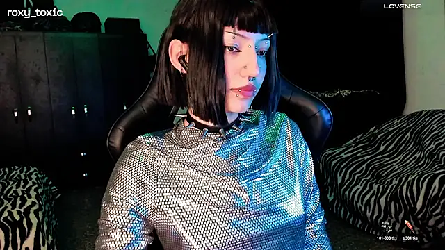 Snapshot of roxy_toxic chatting on 11/11/25, 01:27 roxy toxic online show from 11/11/25, 01:27