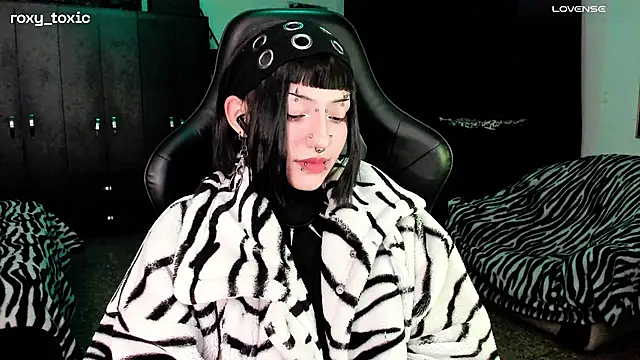 Snapshot of roxy_toxic chatting on 11/13/25, 12:42 roxy toxic online show from 11/13/25, 12:42