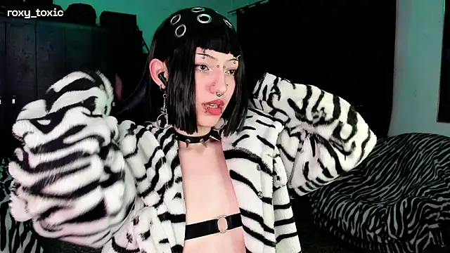 Snapshot of roxy_toxic chatting on 11/15/25, 02:20 roxy toxic online show from 11/15/25, 02:20