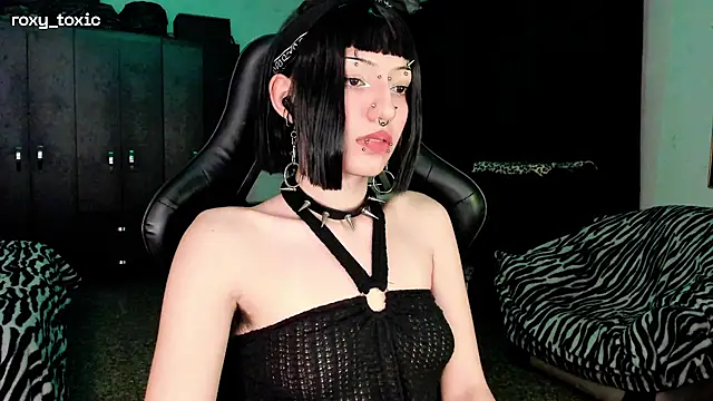 Snapshot of roxy_toxic chatting on 11/18/25, 12:38 roxy toxic online show from 11/18/25, 12:38