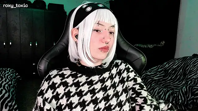 Snapshot of roxy_toxic chatting on 11/19/25, 02:00 roxy toxic online show from 11/19/25, 02:00