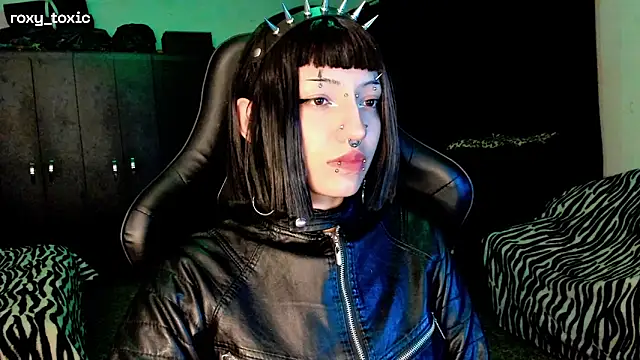 Snapshot of roxy_toxic chatting on 11/25/25, 01:49 roxy toxic online show from 11/25/25, 01:49