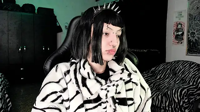 Snapshot of roxy_toxic chatting on 12/16/25, 01:54 roxy toxic online show from 12/16/25, 01:54