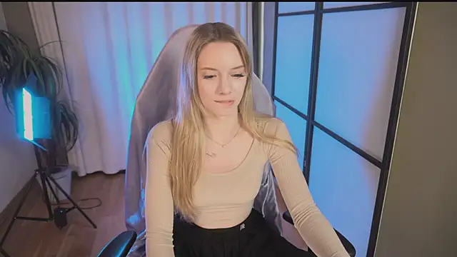 Snapshot of katt__y chatting on 02/25/25, 12:24 katt y online show from 02/25/25, 12:24