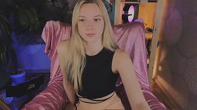 Snapshot of katt__y chatting on 10/10/25, 05:06 katt y online show from 10/10/25, 05:06