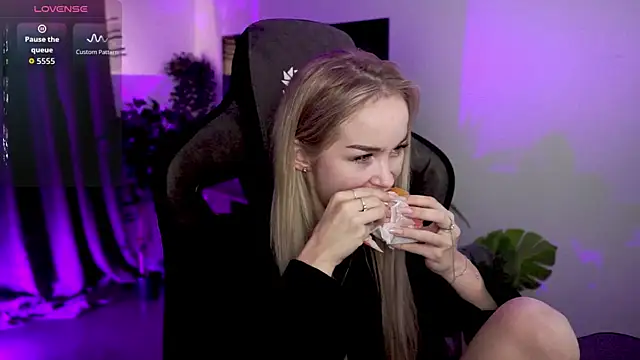 DakotaaJohnnson online show from 09/18/25, 11:01