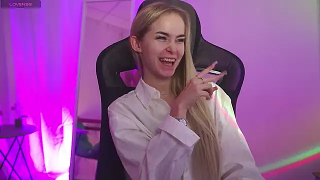 DakotaaJohnnson online show from 10/28/25, 12:19