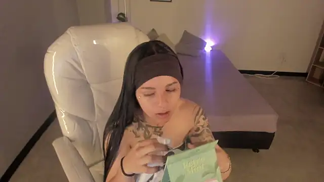 Nicole Foxx  online show from 09/30/25, 08:47