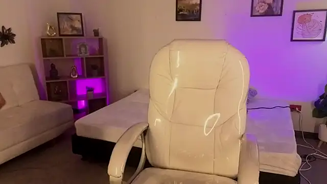 Nicole Foxx  online show from 10/22/25, 07:46