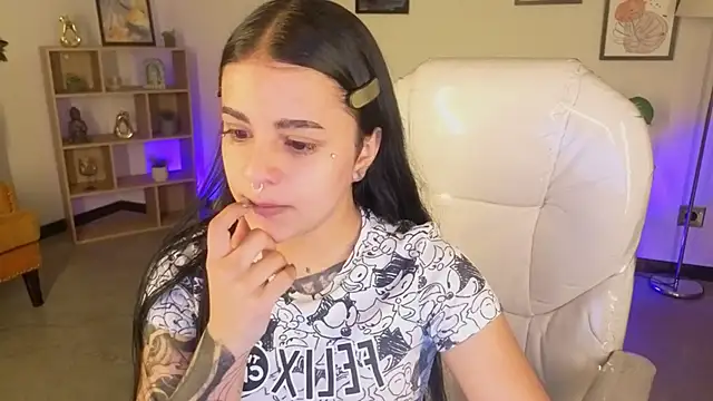 Nicole Foxx  online show from 10/31/25, 08:21