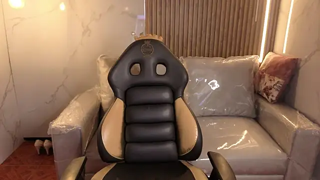 Snapshot of Kitten_Cam chatting on 01/09/26, 03:53 Kitten Cam online show from 01/09/26, 03:53