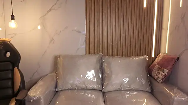 Snapshot of Kitten_Cam chatting on 01/12/26, 02:22 Kitten Cam online show from 01/12/26, 02:22