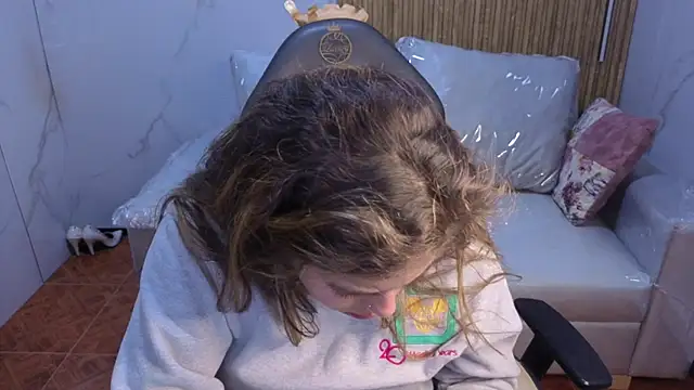 Snapshot of Kitten_Cam chatting on 01/15/26, 05:05 Kitten Cam online show from 01/15/26, 05:05