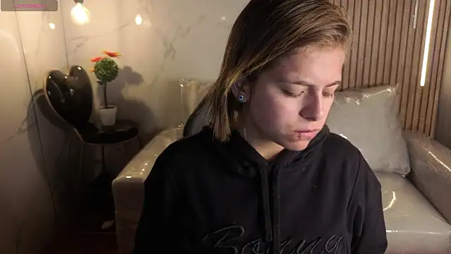 Kitten Cam online show from 04/17/26, 02:25