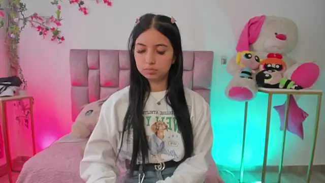 Snapshot of sofia__james chatting on 11/06/25, 07:04 sofia james online show from 11/06/25, 07:04