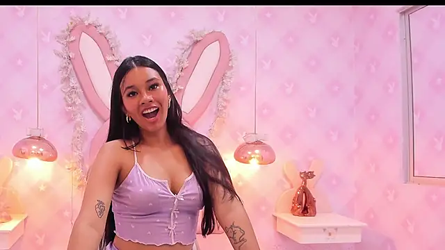 Snapshot of LIA_SWAN_ chatting on 10/28/25, 04:27 LIA SWAN online show from 10/28/25, 04:27