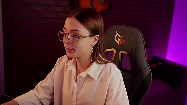 PamBeesly online show from 01/26/25, 02:41