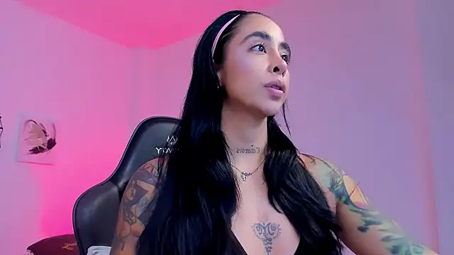 sophierooy22 online show from 10/19/25, 02:07