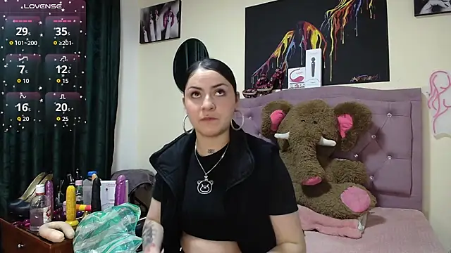 Emmie Hot online show from 10/31/25, 12:06