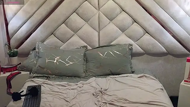 luxurycoupl online show from 02/02/25, 07:09