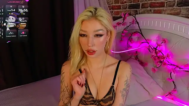 Snapshot of SallyCha chatting on 11/07/25, 08:25 SallyCha online show from 11/07/25, 08:25