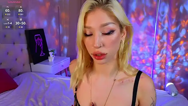 Snapshot of SallyCha chatting on 11/17/25, 06:52 SallyCha online show from 11/17/25, 06:52