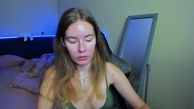 Snapshot of EmilyPaw chatting on 11/18/25, 08:08 EmilyPaw online show from 11/18/25, 08:08