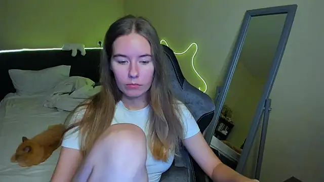 Snapshot of EmilyPaw chatting on 11/30/25, 04:22 EmilyPaw online show from 11/30/25, 04:22