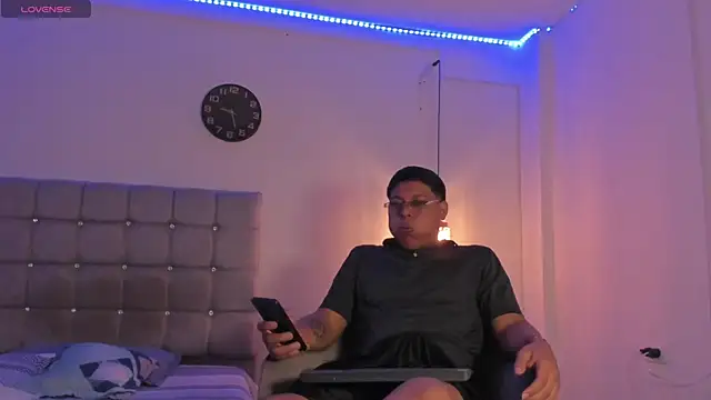 Tylerdrdn online show from 10/28/25, 05:44